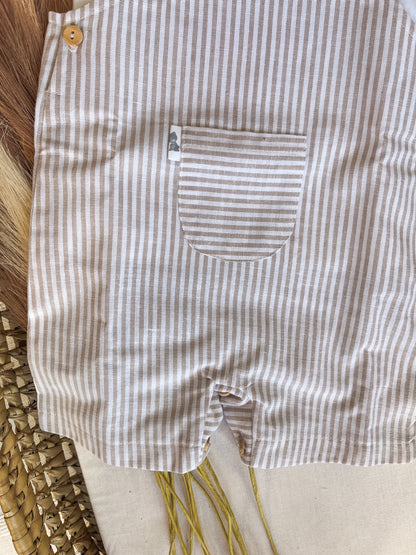 Conjunto de jardineira com blusa bebé menino bege