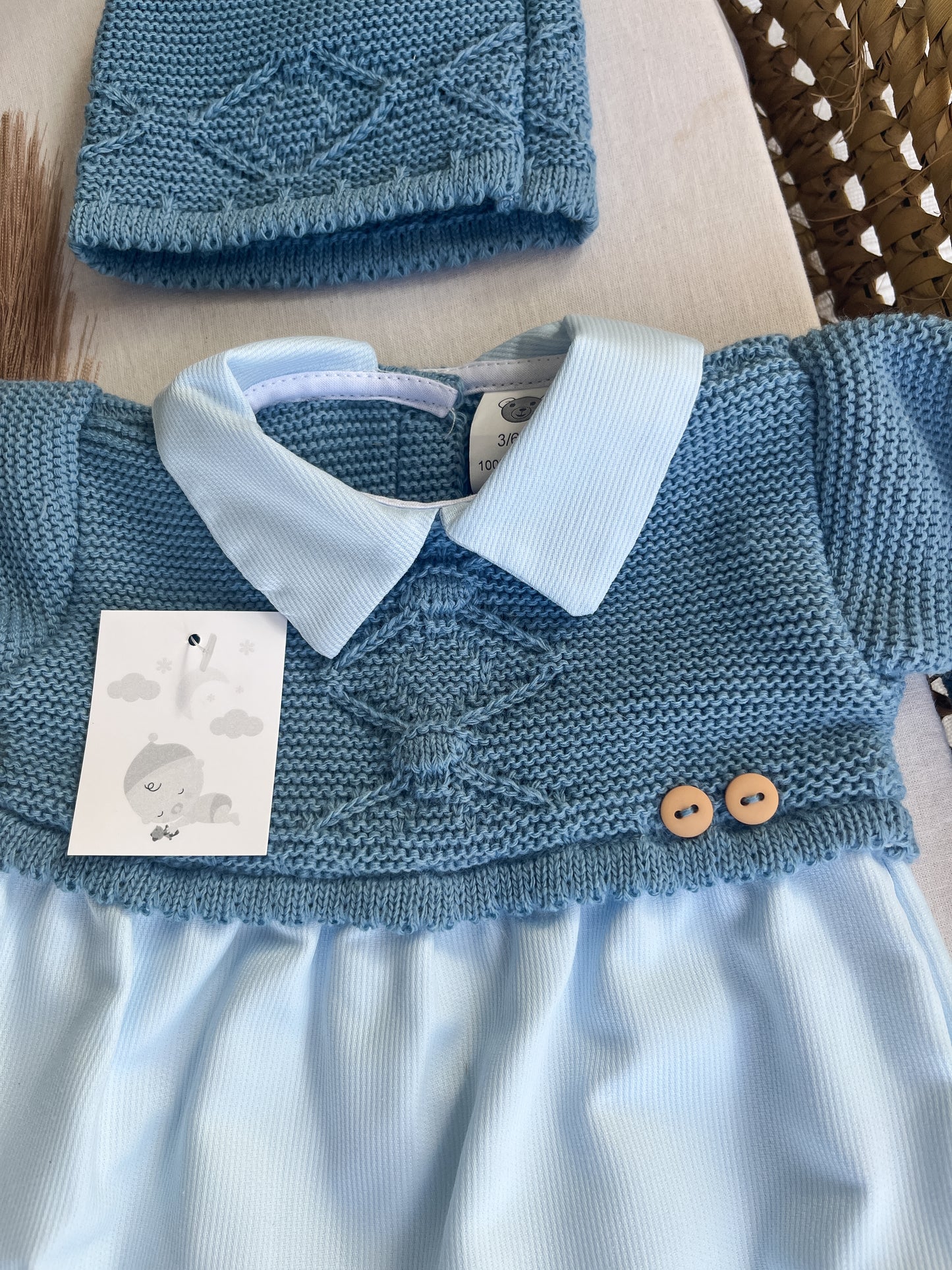 Conjunto de jardineira e gorro bebé
