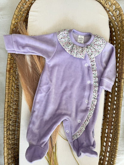 Babygrow de veludo bebé  lavanda personalizável com nome