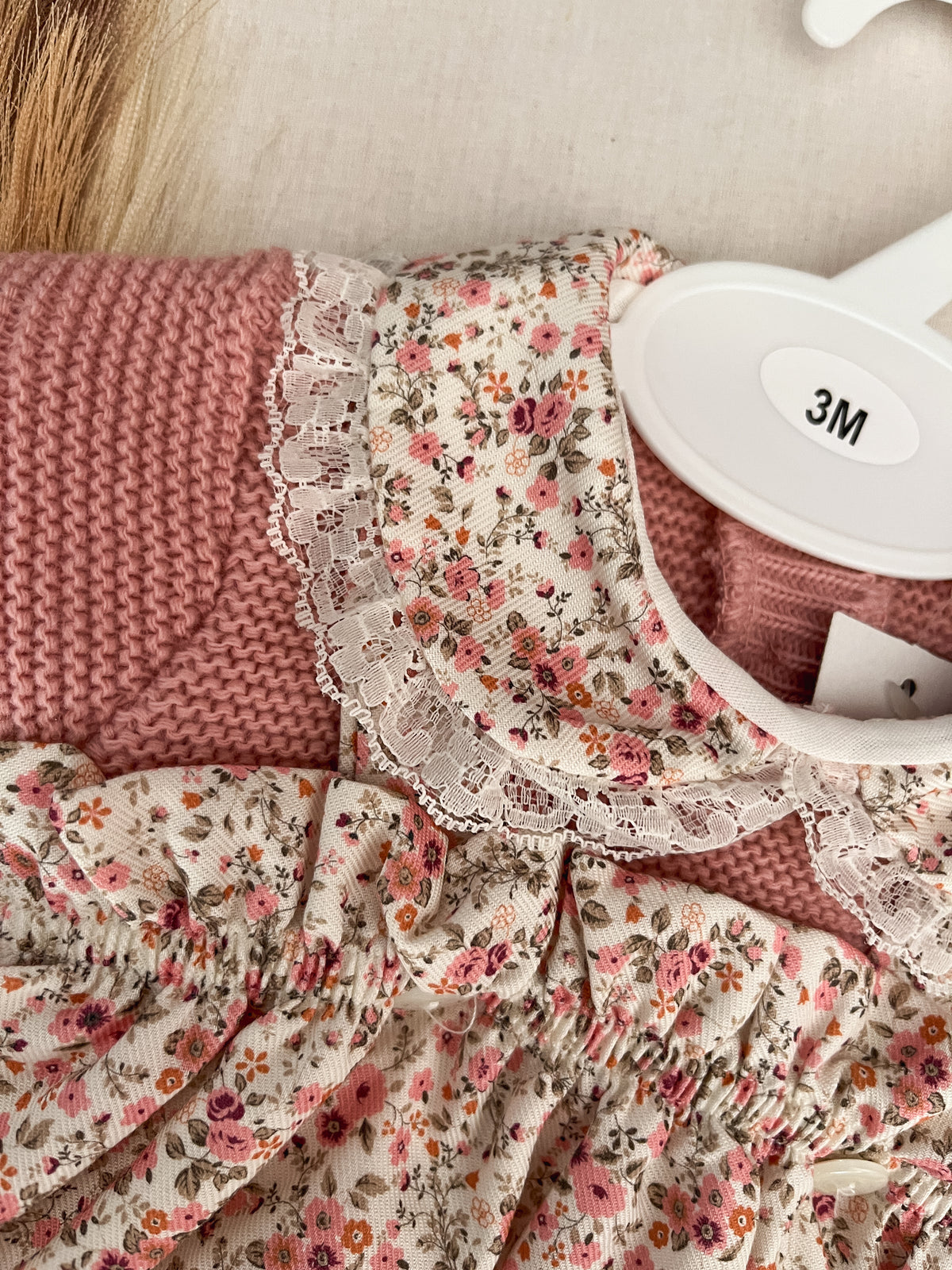 Conjunto de fofo/jardineira com flores e camisola rosa bebé