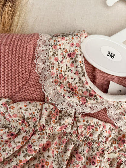 Conjunto de fofo/jardineira com flores e camisola rosa bebé