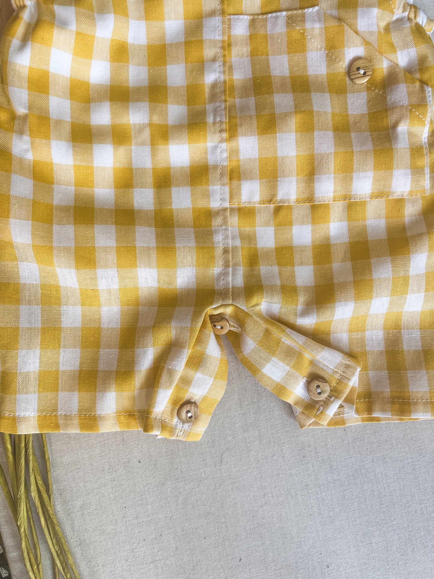 Conjunto de jardineira com blusa bebé menino amarelo