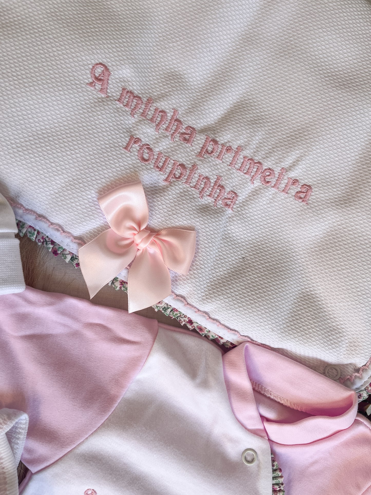 Conjunto de primeira roupinha bebé rosa