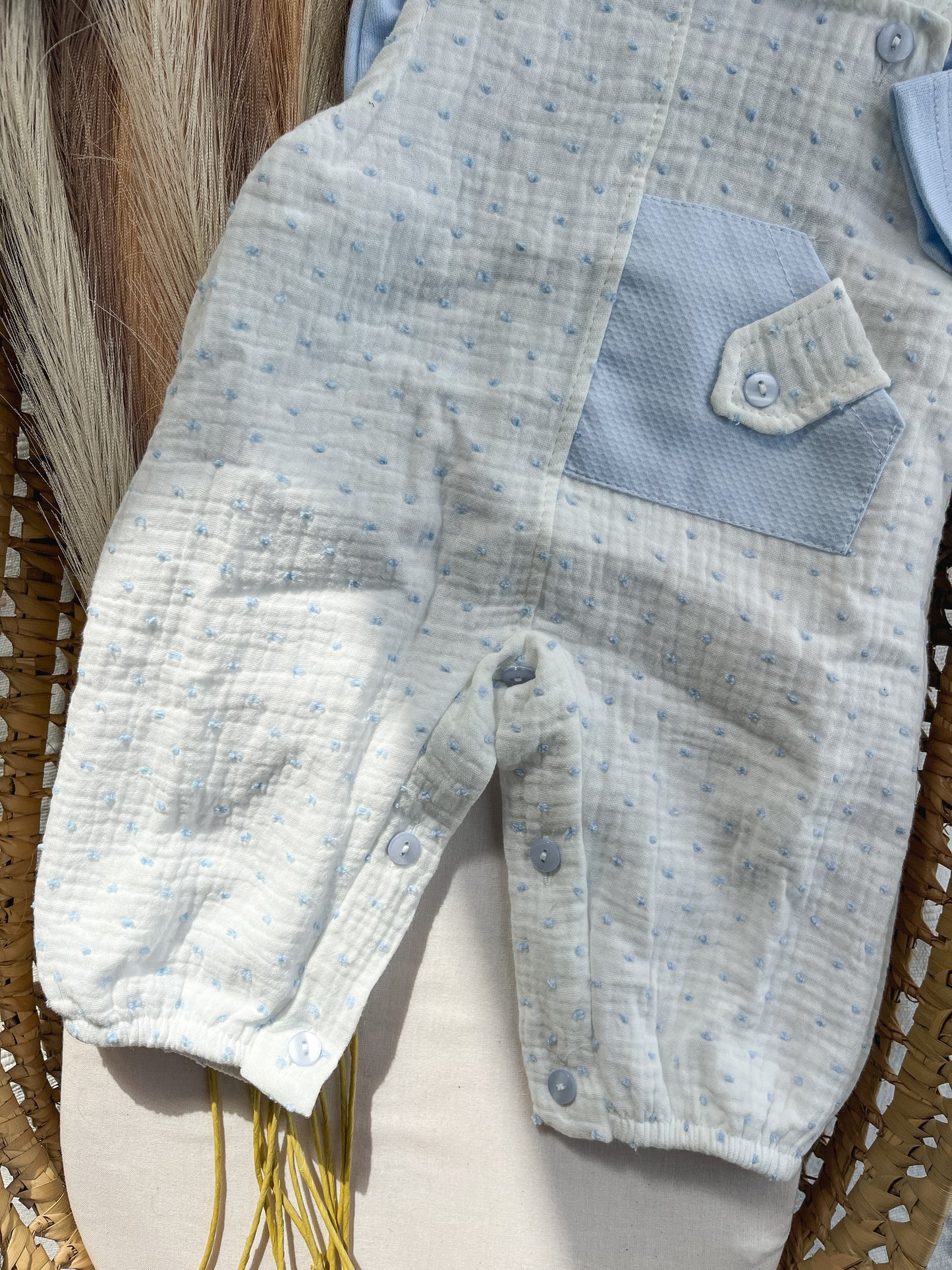 Conjunto de jardineira e camisola bebé azul