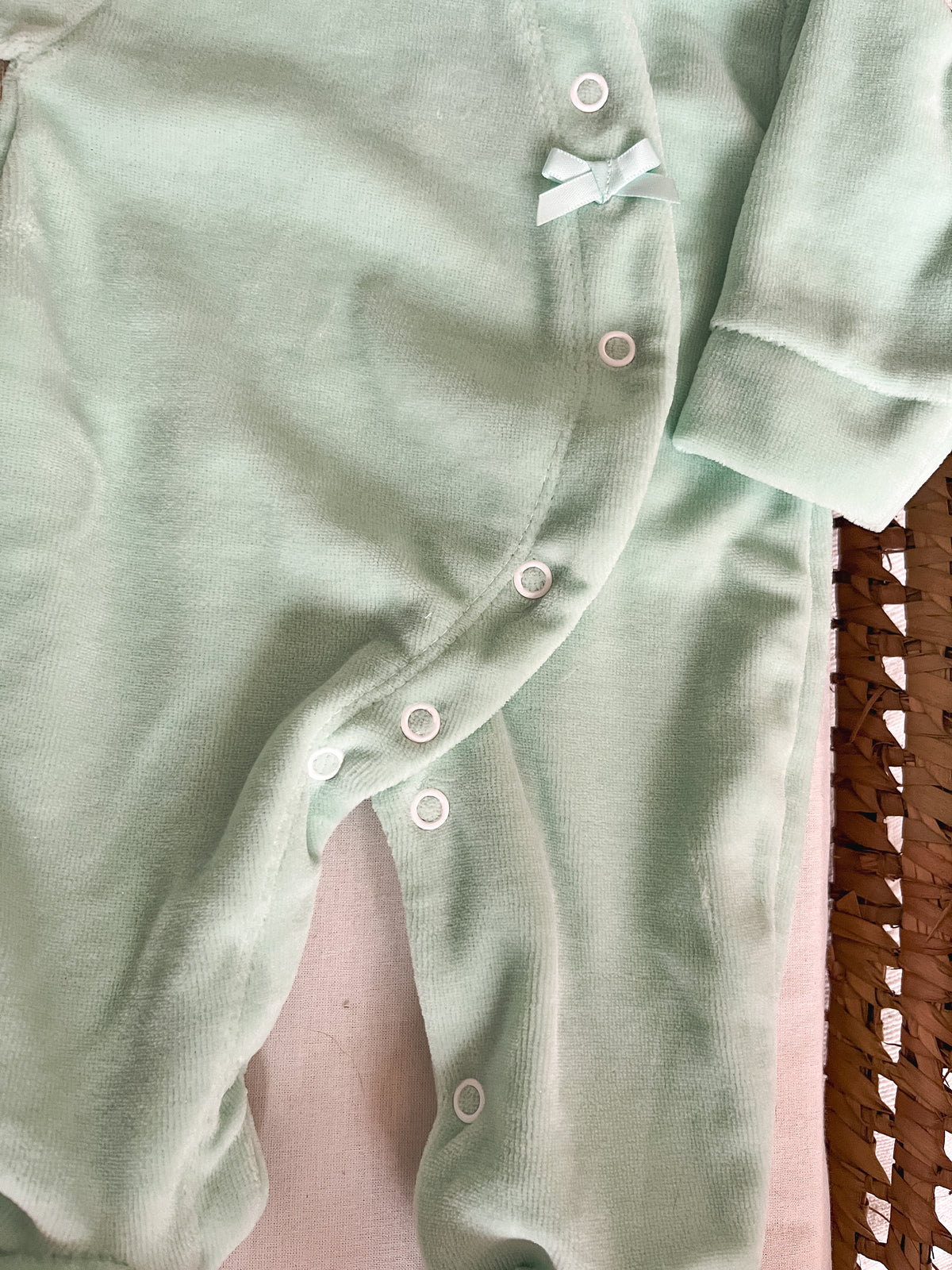 Babygrow de veludo bebé verde água personalizável com nome