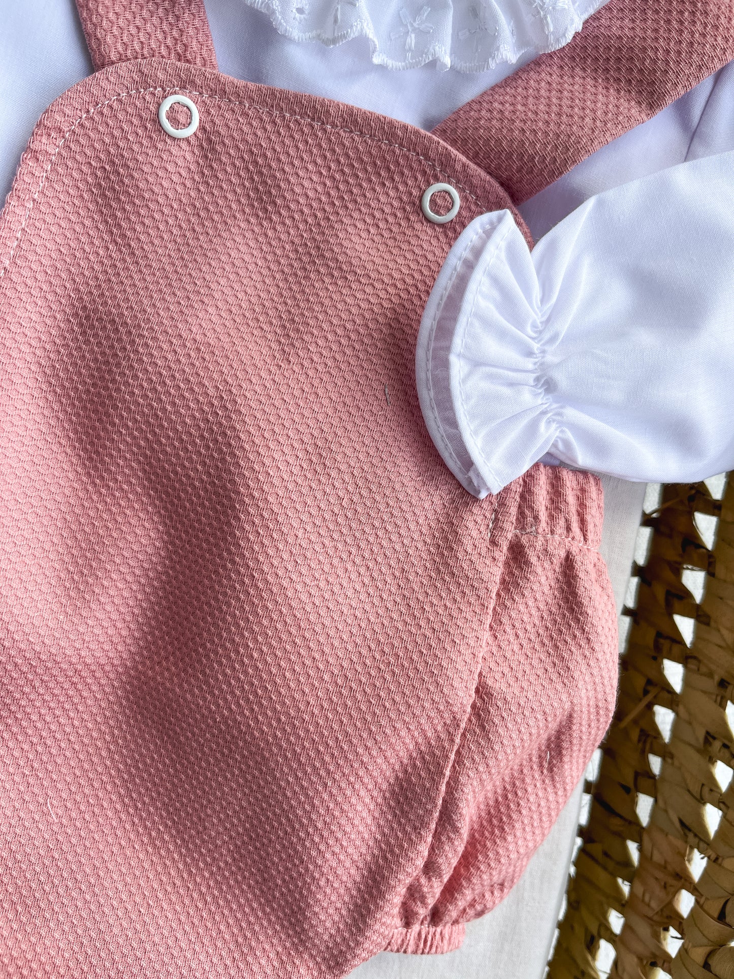 Conjunto de fofo/jardineira e camisa rosa velho