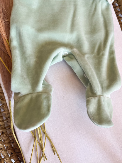 Conjunto de jardineira e camisola de veludo bebé verde