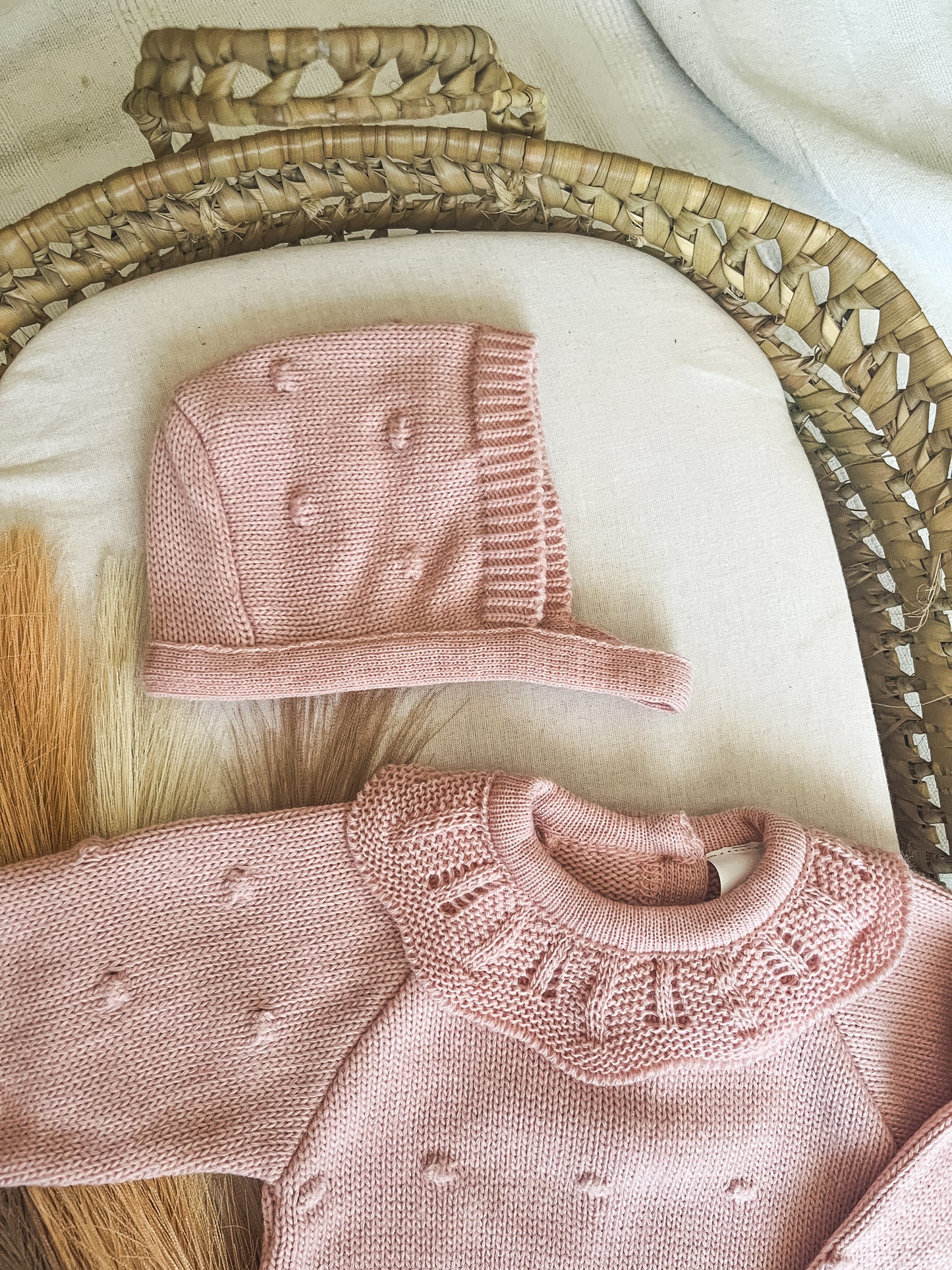 Conjunto de malha fofo e touca bebé rosa velho