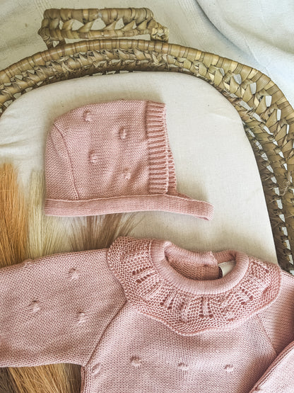 Conjunto de malha fofo e touca bebé rosa velho