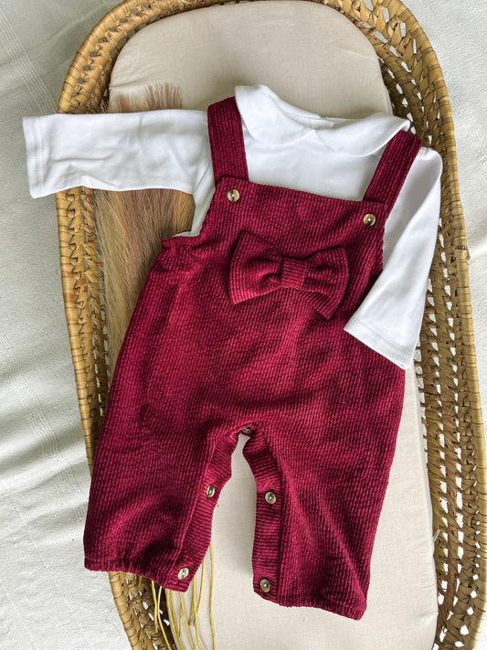 Conjunto de jardineira bordô com blusa bebé