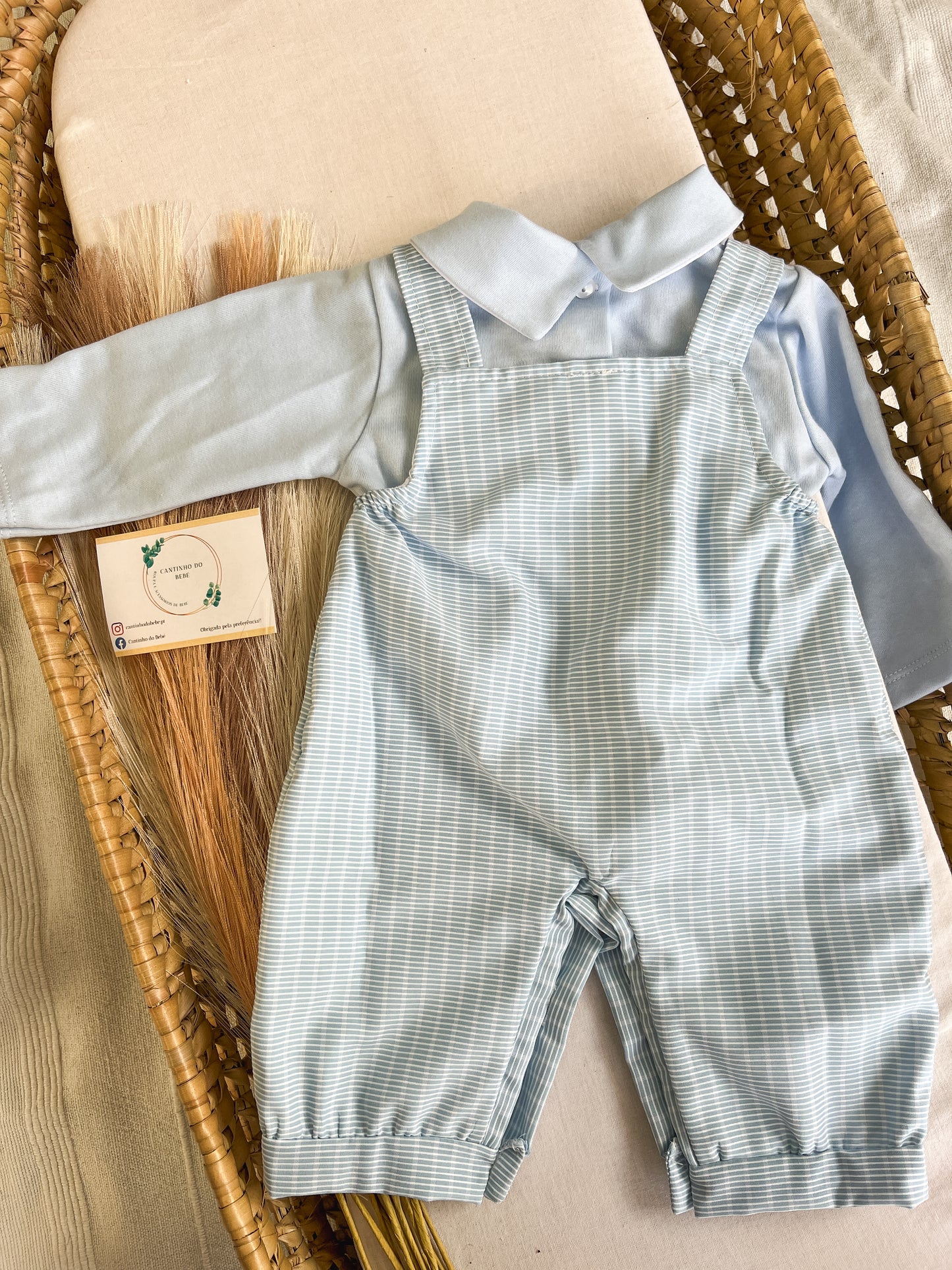 Conjunto de jardineira e camisola bebé azul