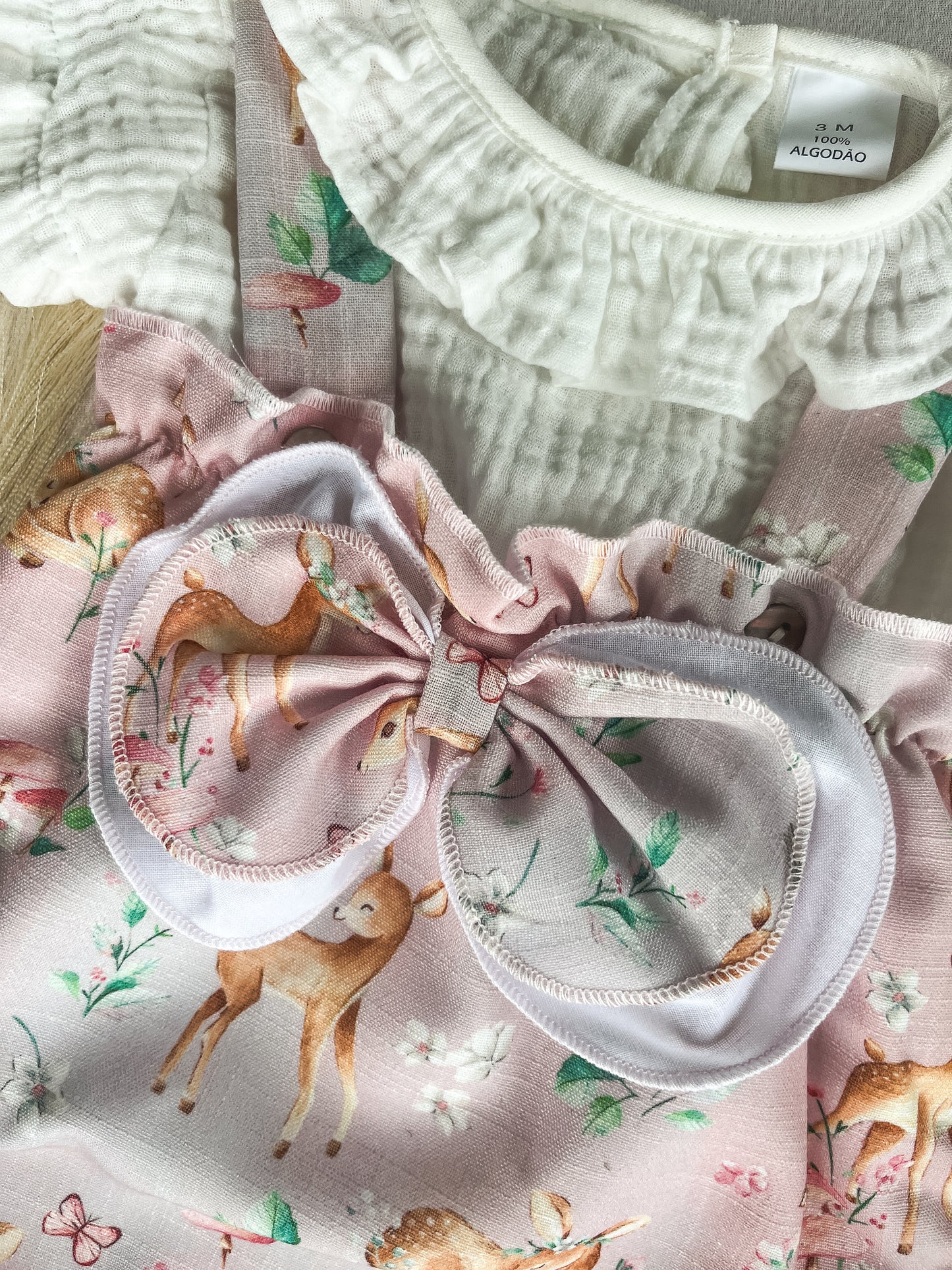 Conjunto de fofo/jardineira rosa com blusa bebé menina