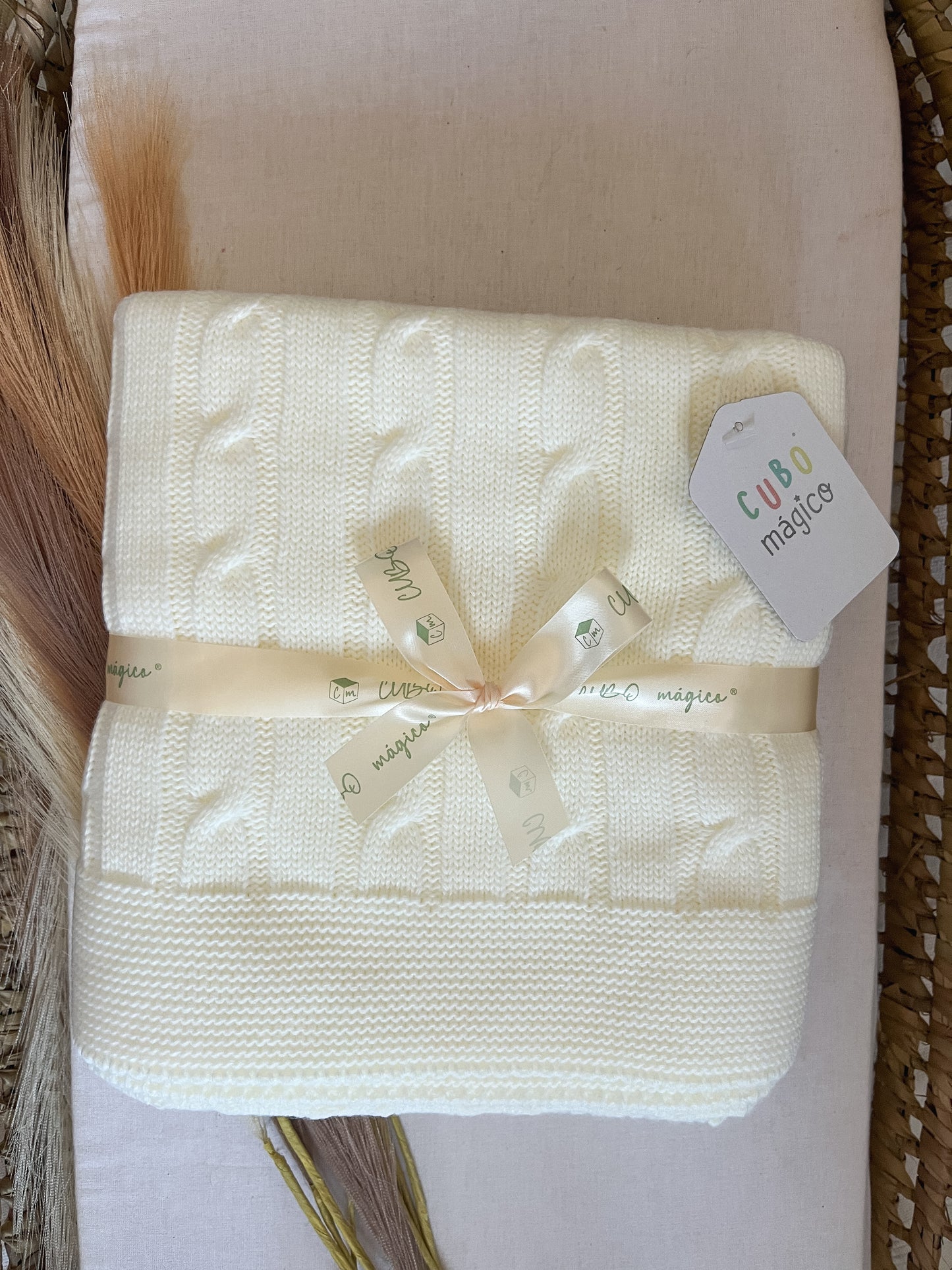 Manta de malha branco pérola com trança para bebé