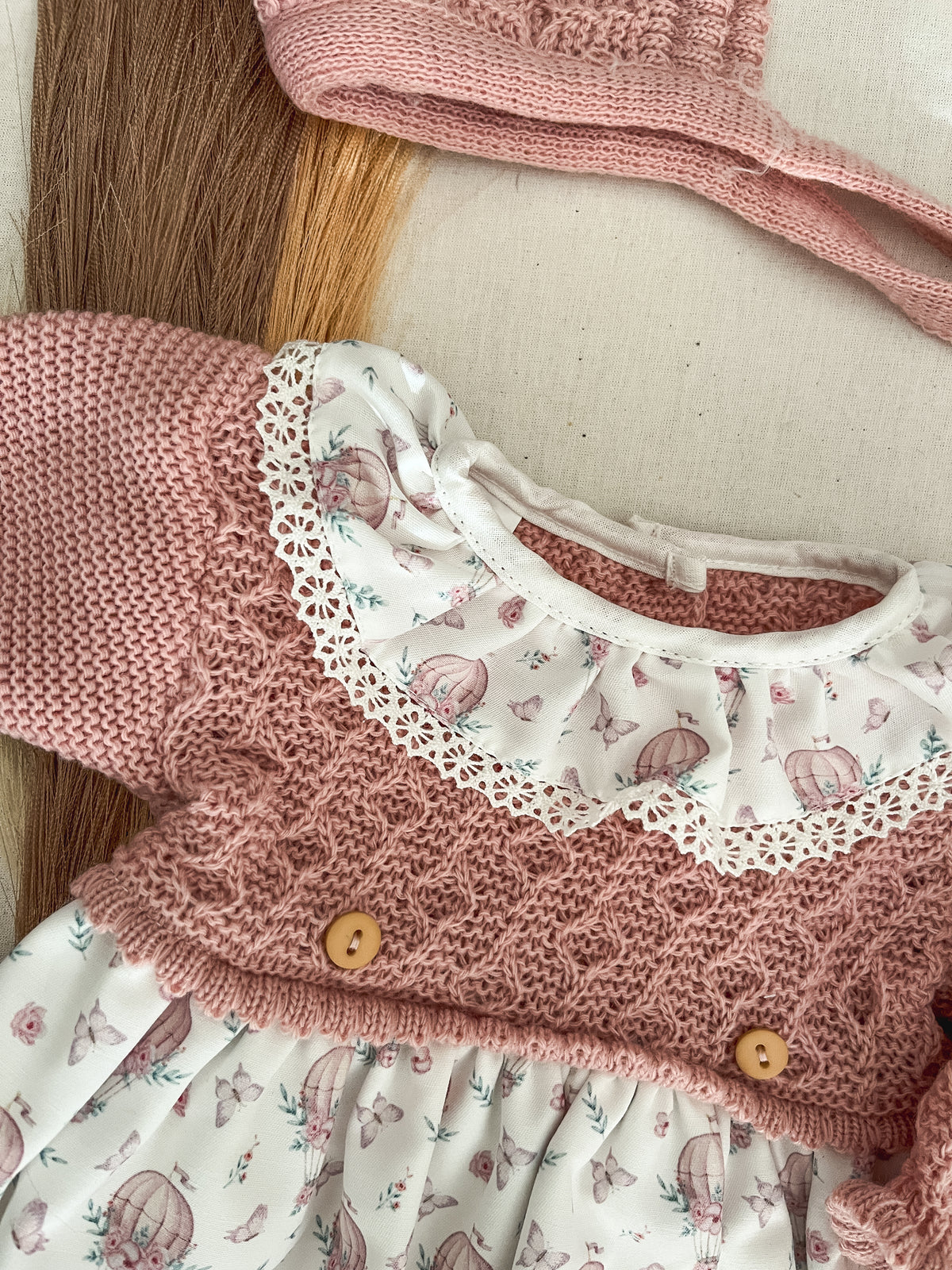 Conjunto de 2 peças bebé vestido e touca rosa velho