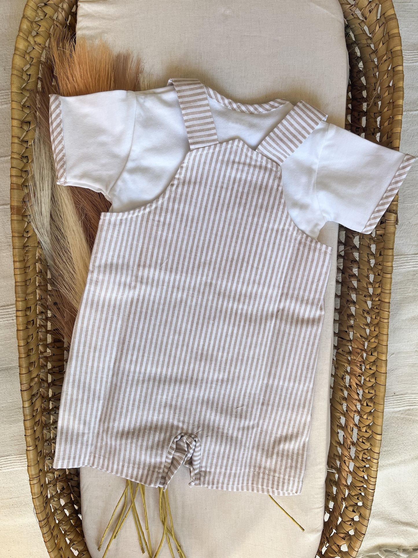 Conjunto de jardineira com blusa bebé menino bege