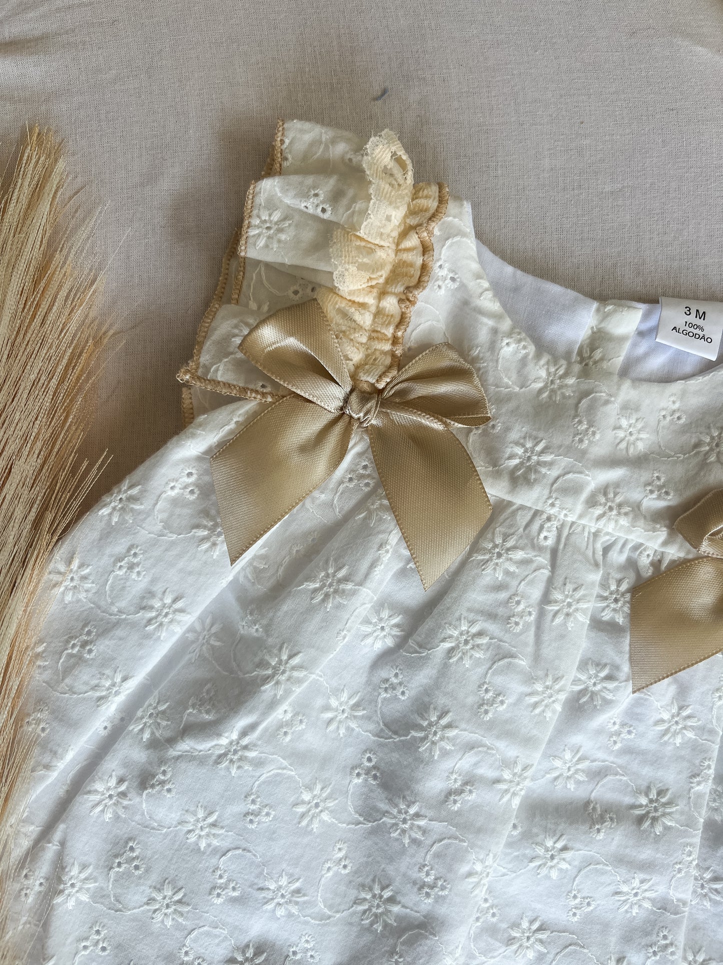 Conjunto de vestido com tapa fralda bebé menina bege