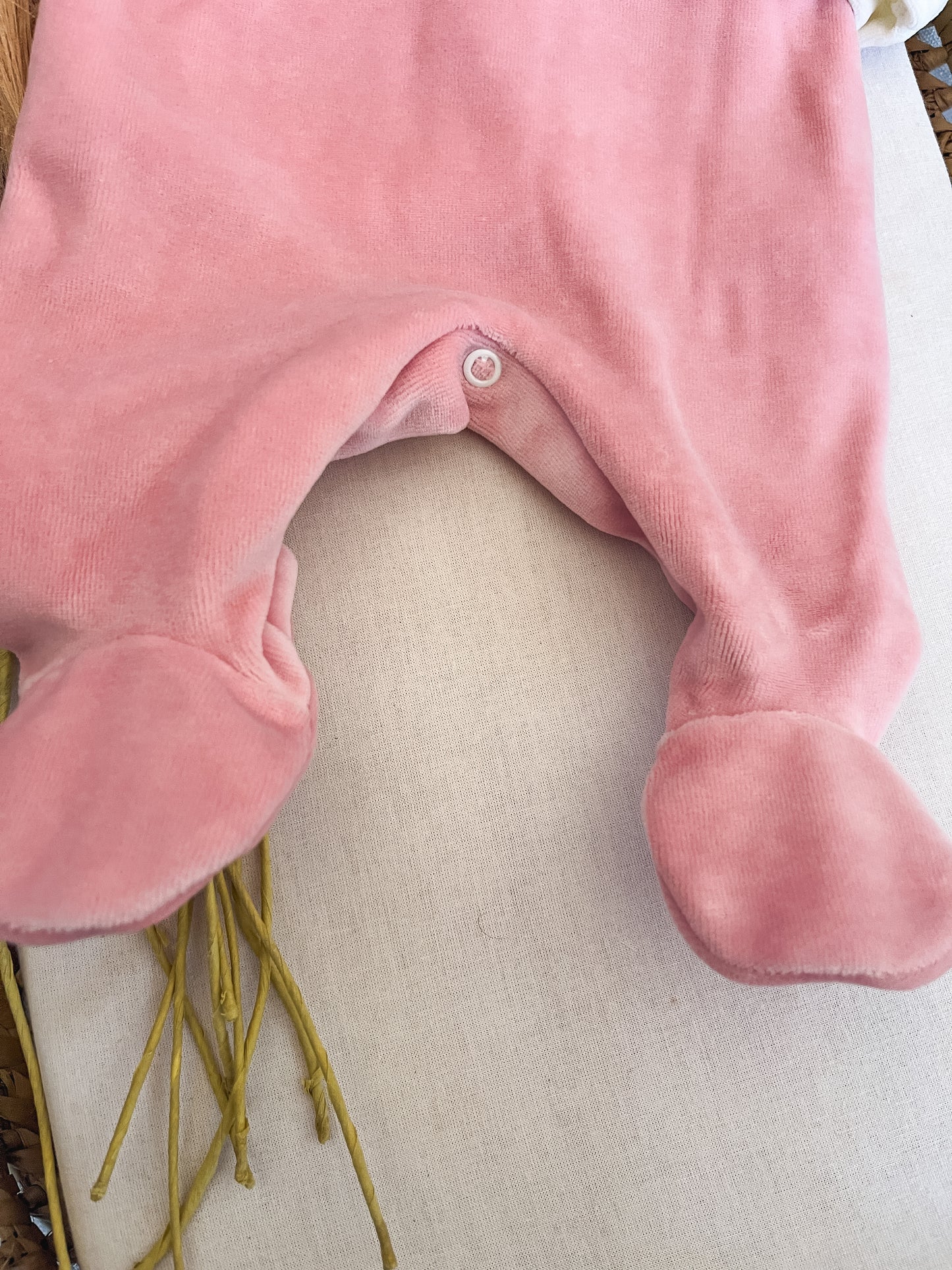 Conjunto de jardineira e camisola de veludo bebé rosa