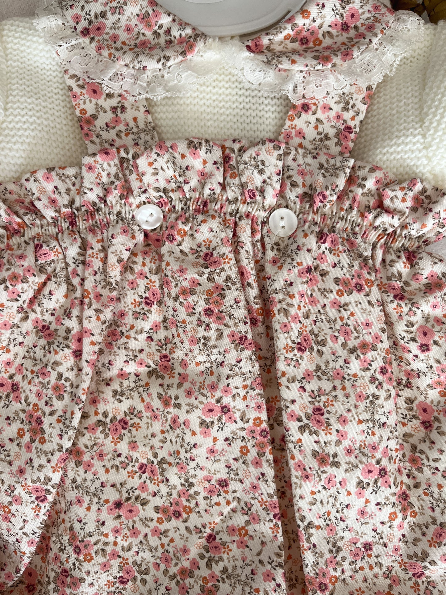 Conjunto de fofo/jardineira com flores rosa e camisola pérola bebé