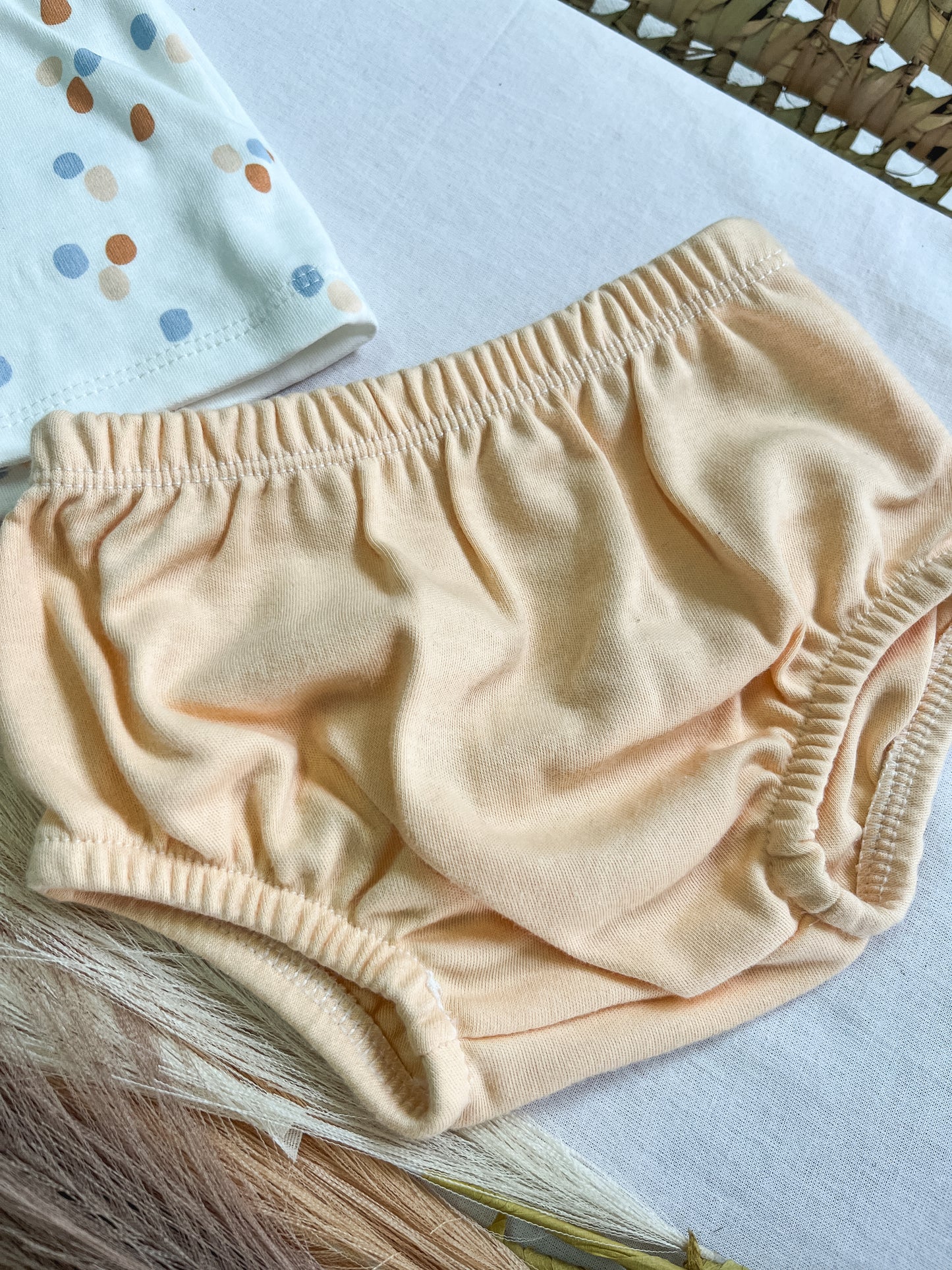 Conjunto de t-shirt e tapa fralda bebé salmão