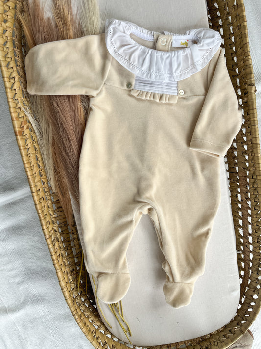 Babygrow de veludo bebé bege personalizável com nome