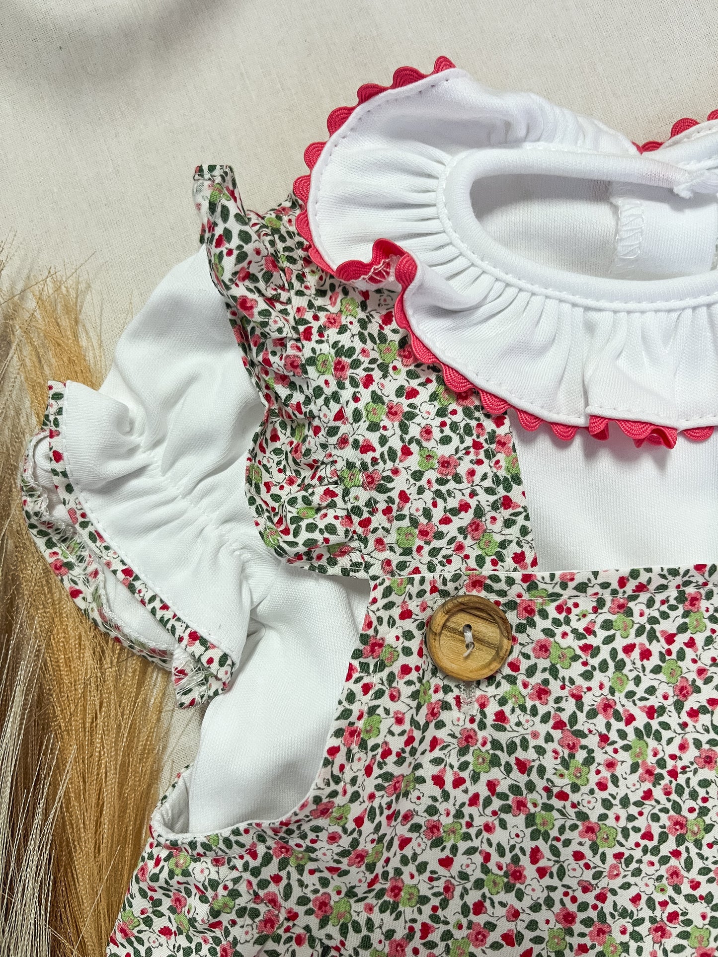 Conjunto de jardineira com blusa bebé rosa