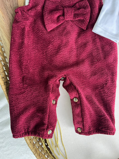 Conjunto de jardineira bordô com blusa bebé