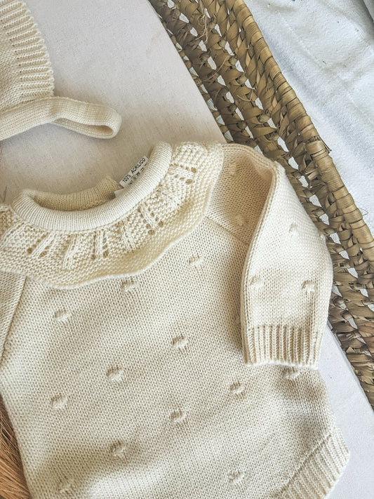 Conjunto de malha fofo e touca bebé bege