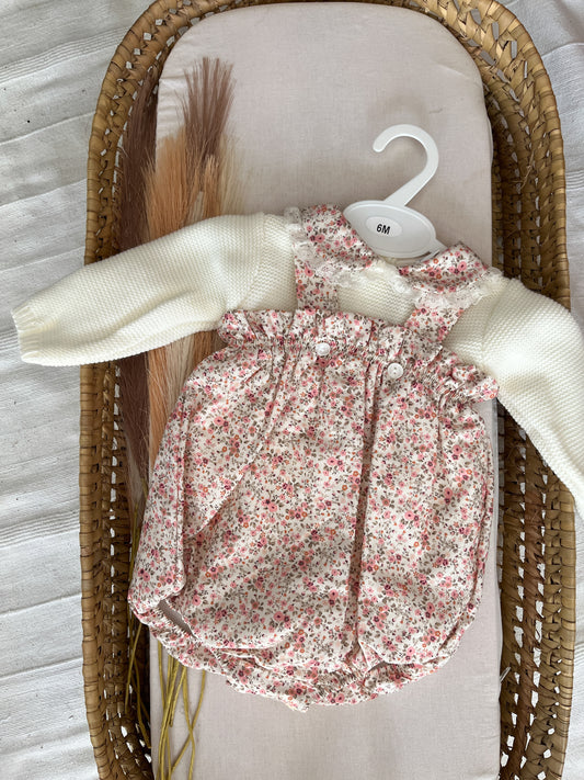 Conjunto de fofo/jardineira com flores rosa e camisola pérola bebé