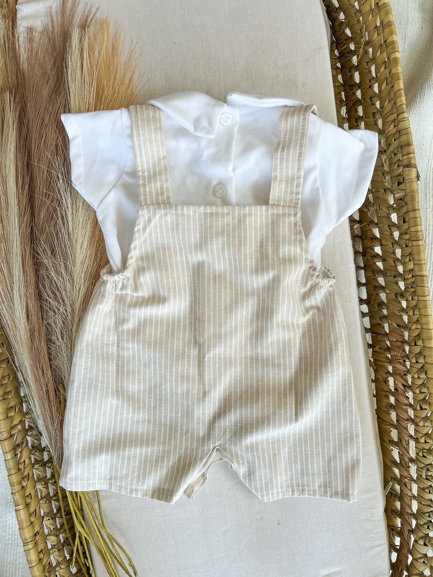 Conjunto de jardineira com blusa bebé menino bege