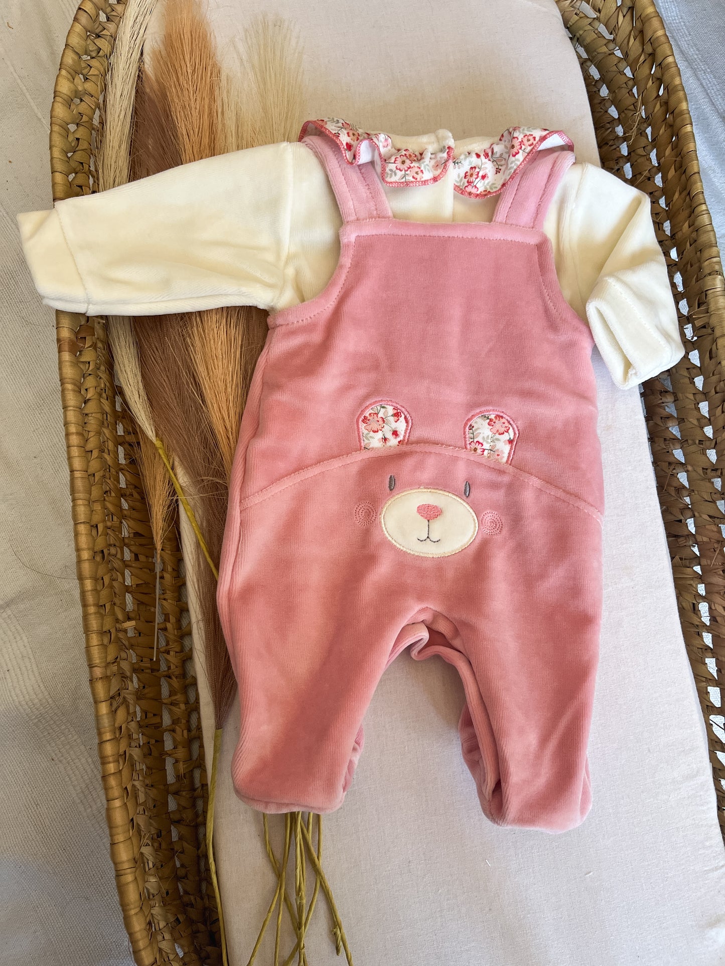 Conjunto de jardineira e camisola de veludo bebé rosa