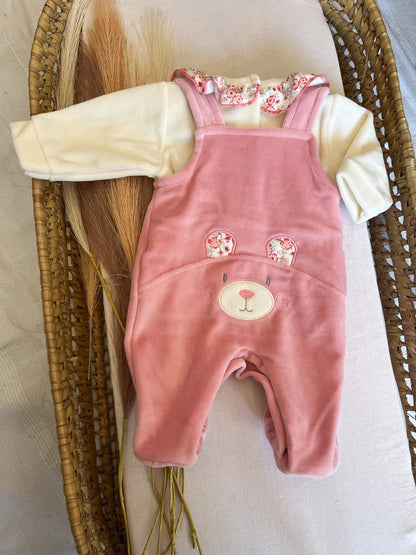 Conjunto de jardineira e camisola de veludo bebé rosa
