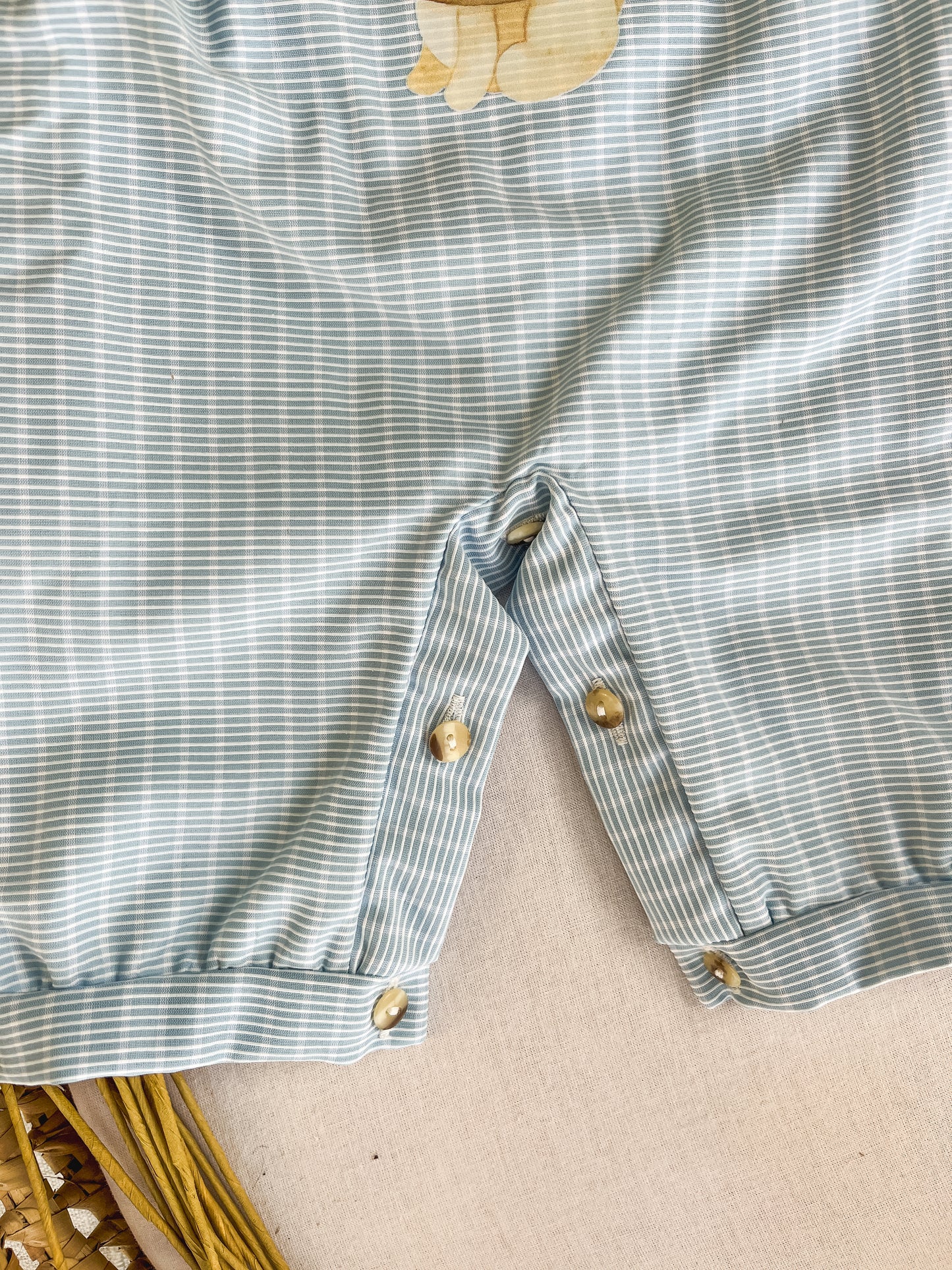 Conjunto de jardineira e camisola bebé azul
