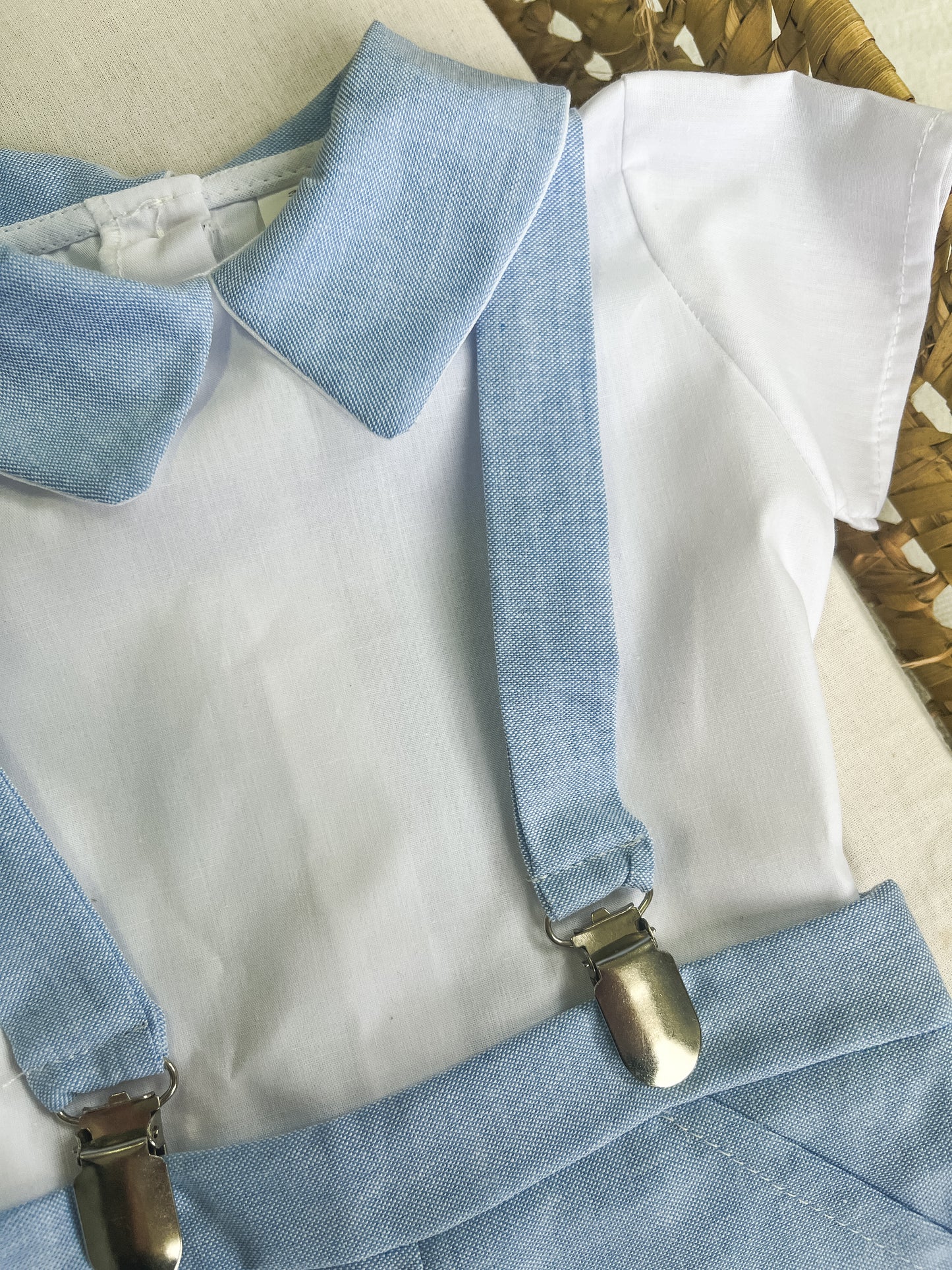 Conjunto de calções com blusa e suspensórios bebé azul