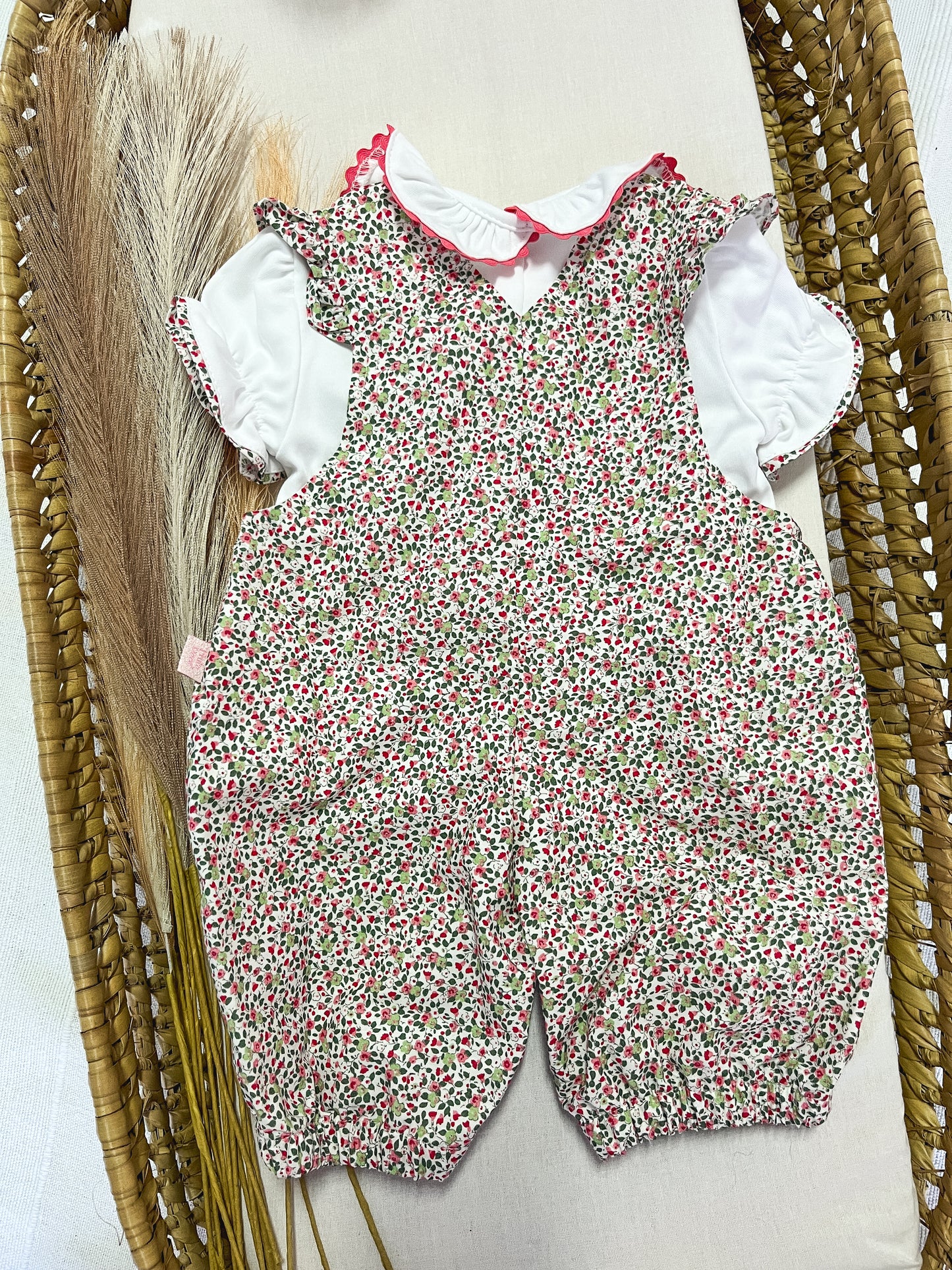 Conjunto de jardineira com blusa bebé rosa