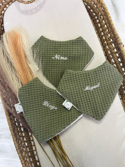 Babete bandana impermeável personalizável com nome vários padrões