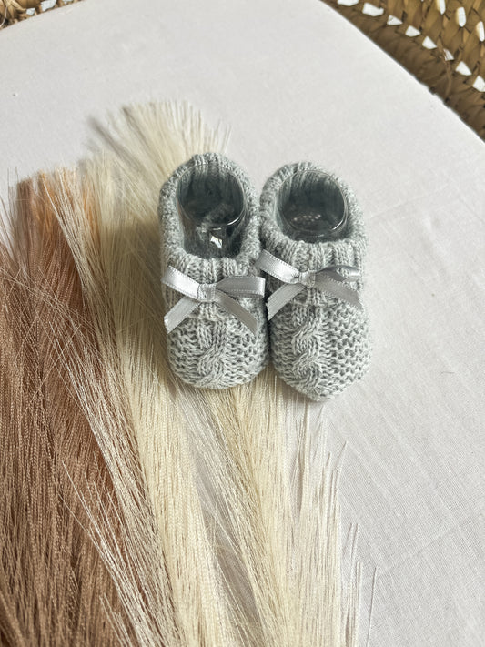 Carapins/ sapatinhos de malha bebé cinza