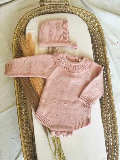 Conjunto de malha fofo e touca bebé rosa velho