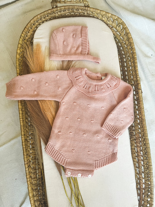 Conjunto de malha fofo e touca bebé rosa velho