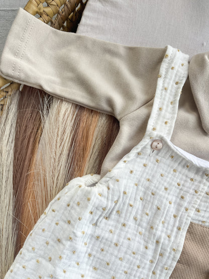 Conjunto de jardineira e camisola bebé bege