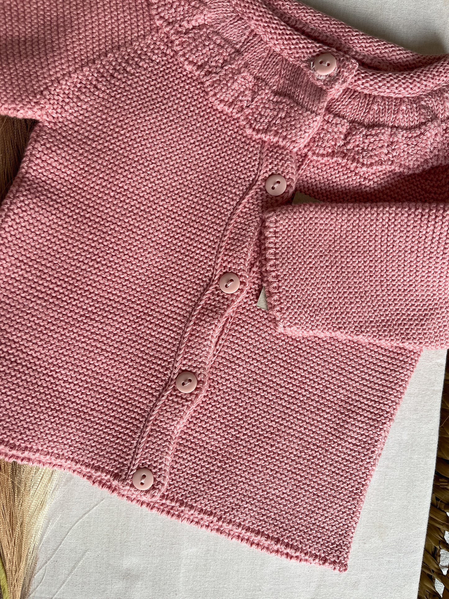 Casaco de malha com gola rosa
