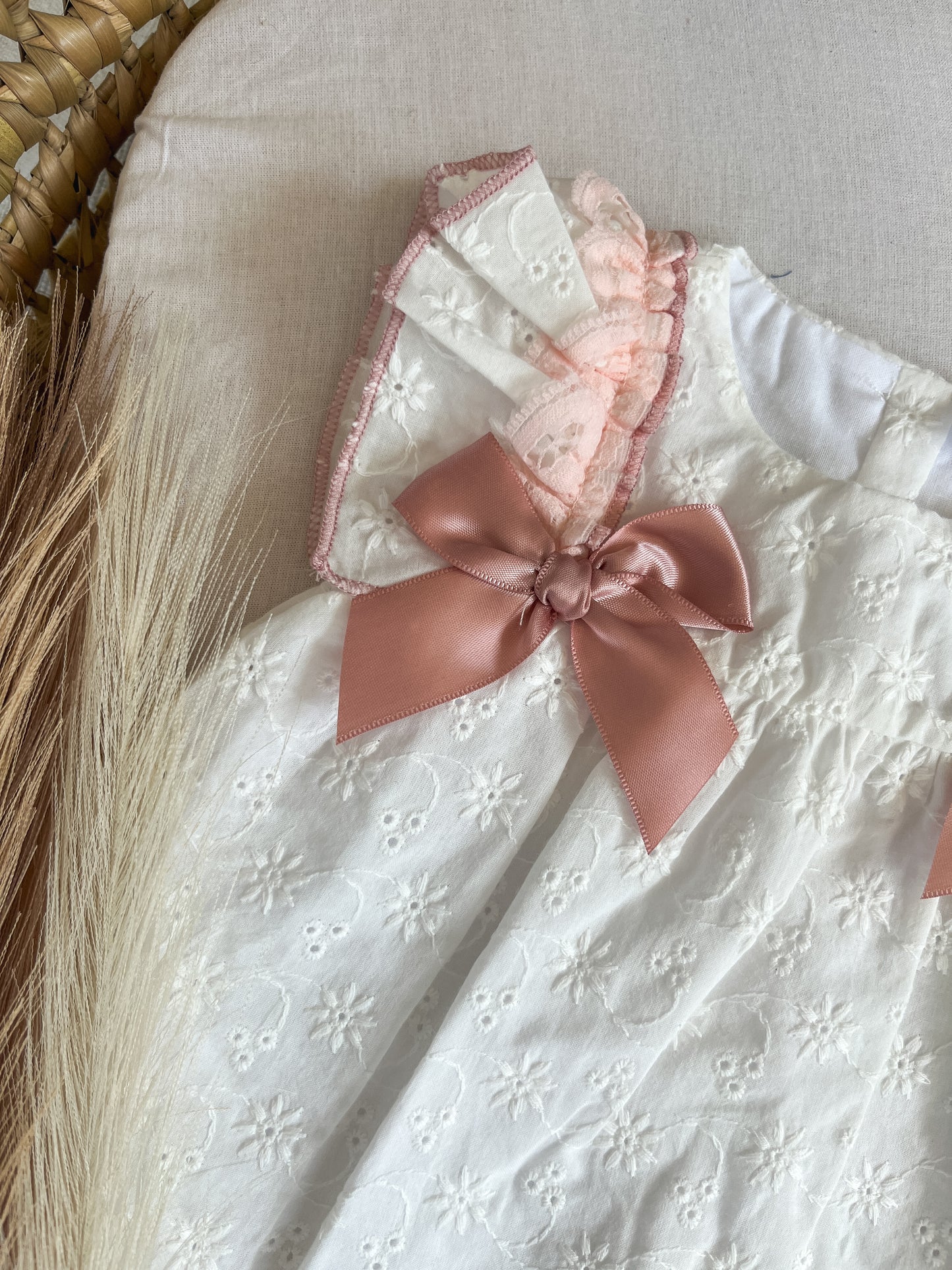 Conjunto de vestido com tapa fralda bebé menina rosa
