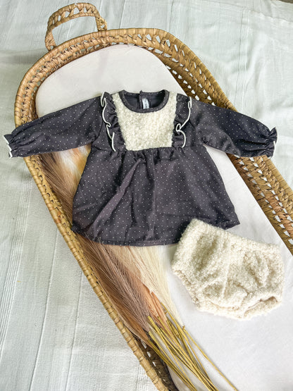 Conjunto de vestido com tapa fralda bebé cinza com pelo