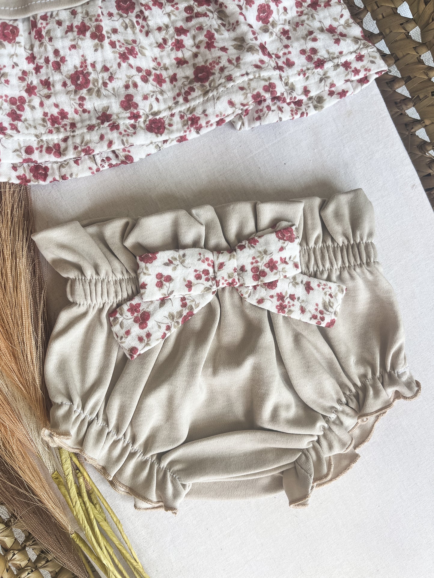 Conjunto de blusa com tapa fralda bebé menina bege e floral