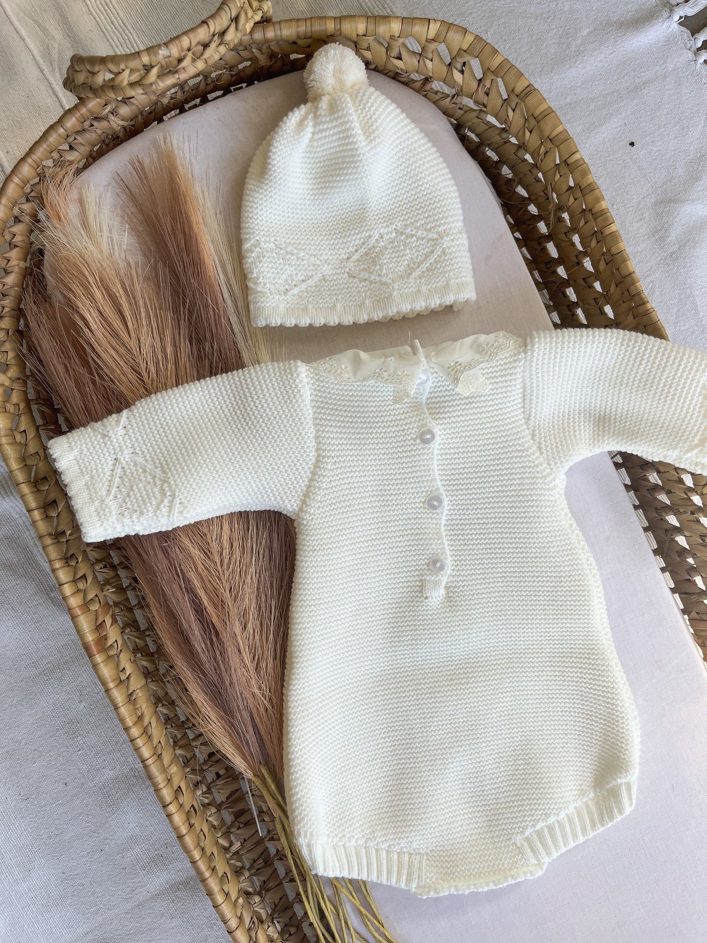 Conjunto de malha 2 peças fofo e gorro branco