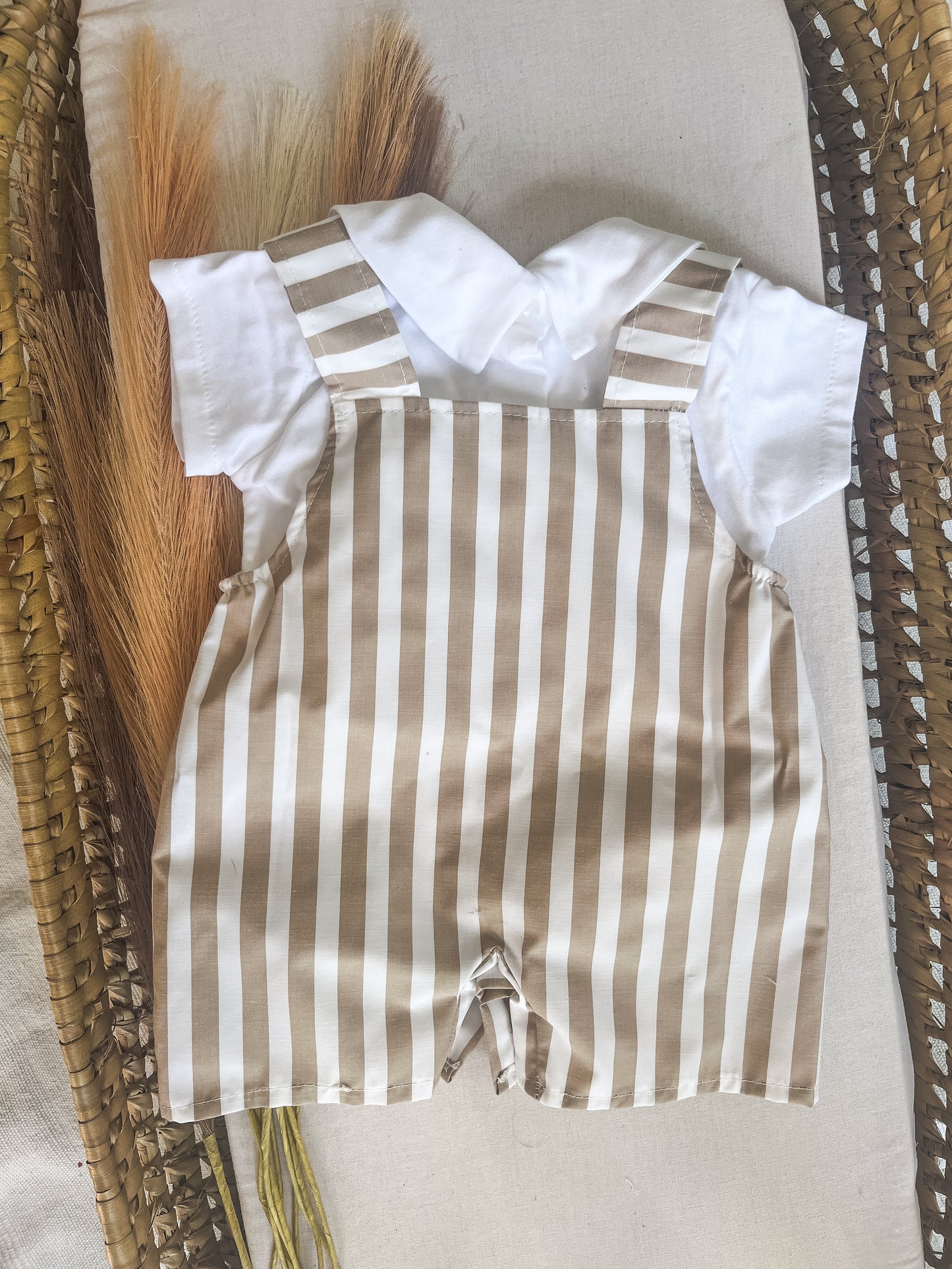 Conjunto de jardineira com blusa bebé menino bege