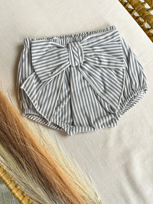 Tapa fralda com laço bebé menina cinza