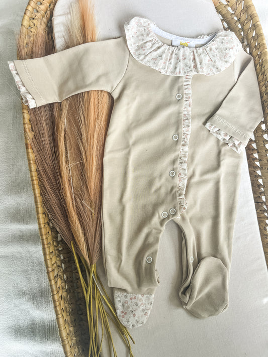 Babygrow de algodão bebé bege