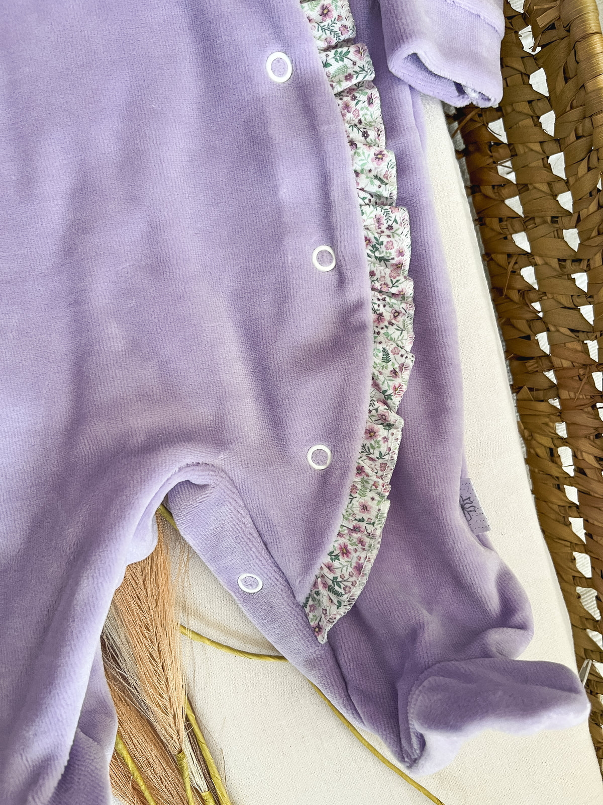 Babygrow de veludo bebé  lavanda personalizável com nome