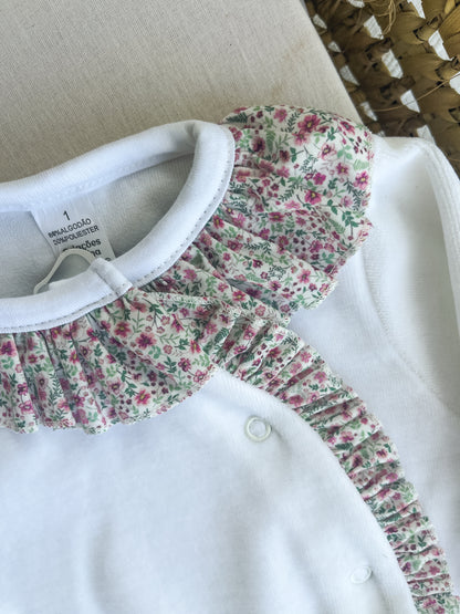 Babygrow de veludo bebé branco com flores