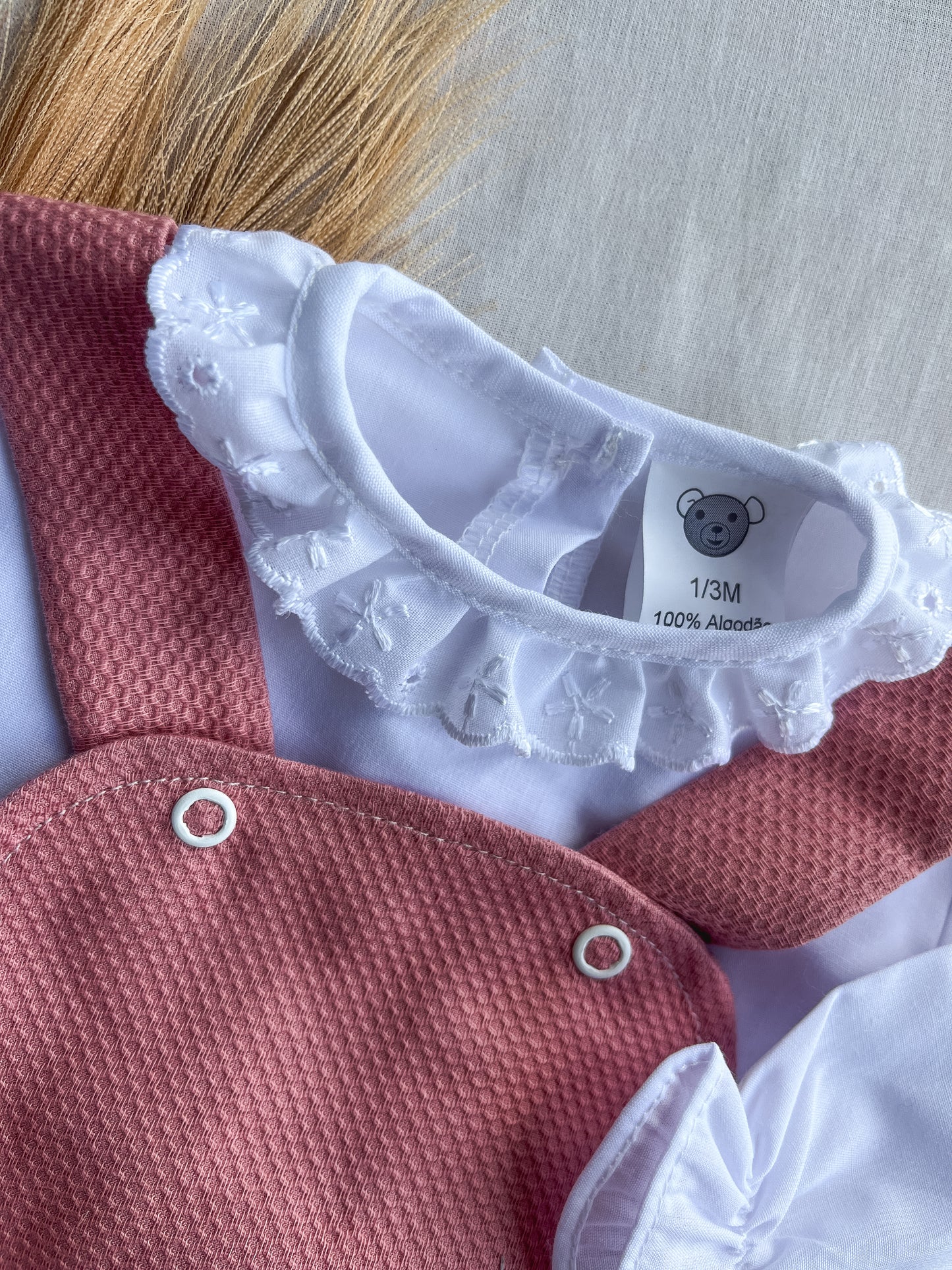 Conjunto de fofo/jardineira e camisa rosa velho